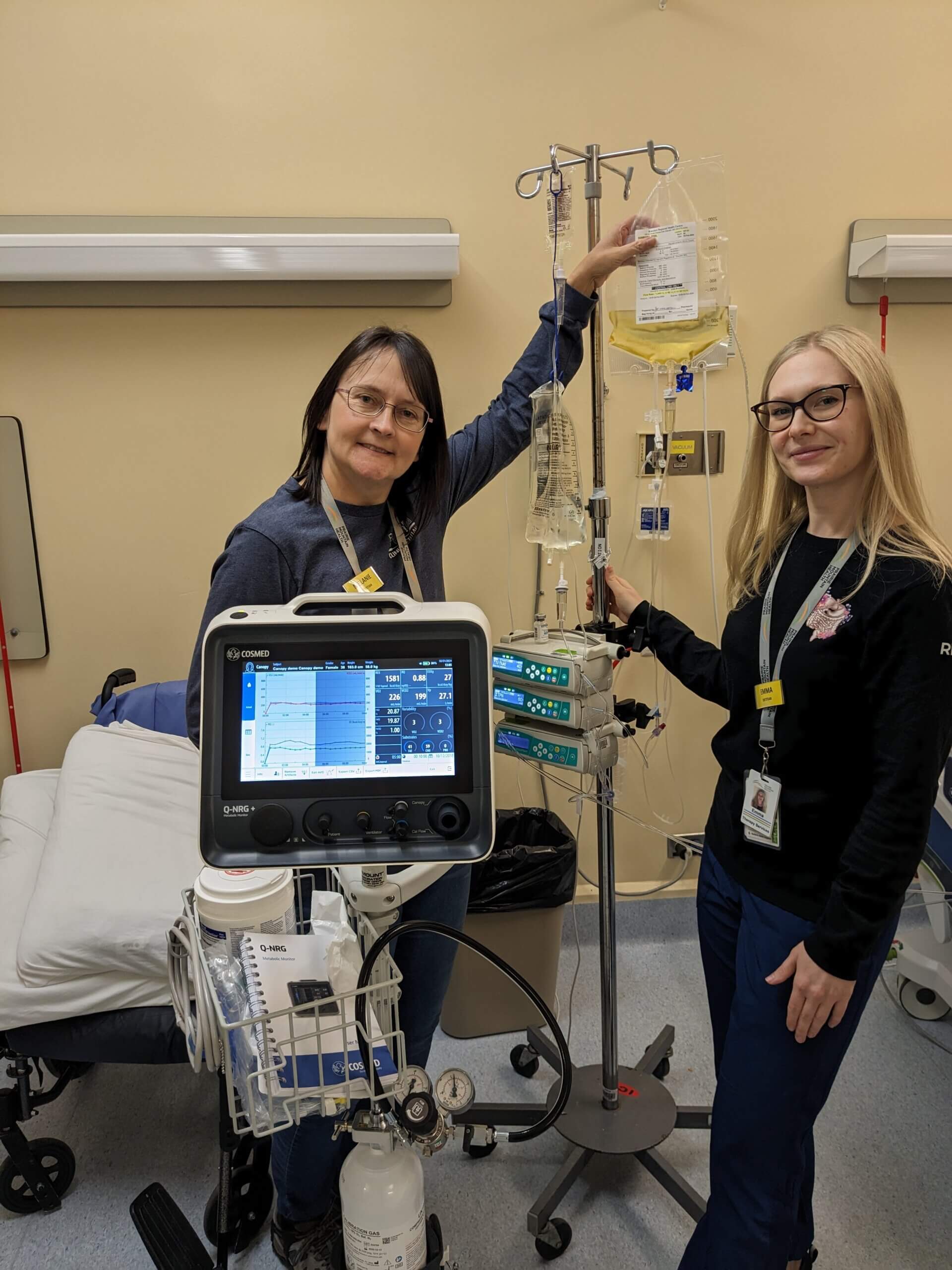 Clinical Dietitians Emma Barr and Melanie Hart with the new metabolic cart.